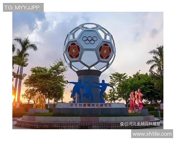 公园足球明星雕塑作品展现运动精神与艺术魅力的完美结合